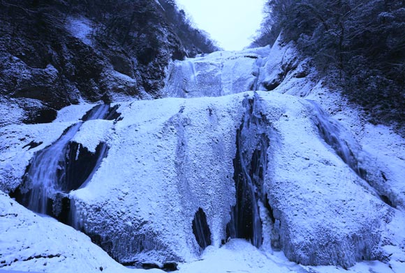 冬場の凍った滝