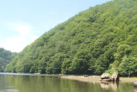 大きな山と穏やかな川