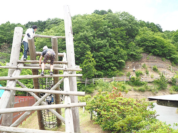 アスレチックを楽しむ人たち