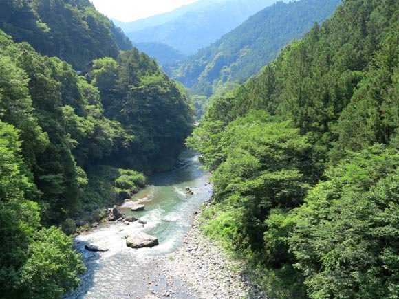 壮大な山の間にある川