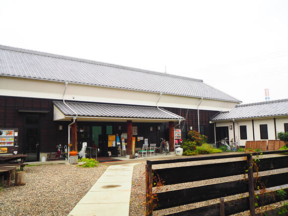 瓦屋根の大きな建物