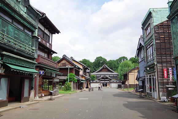 道の両側に古い建物が並ぶ