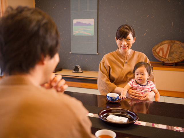 旅館で寛ぐ子連れ家族