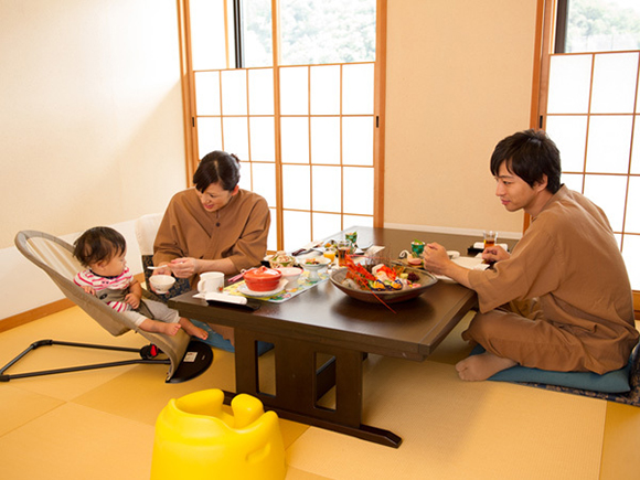 子連れ家族の食事風景