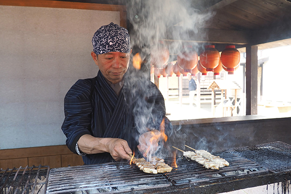 焼き鳥を焼いている男性