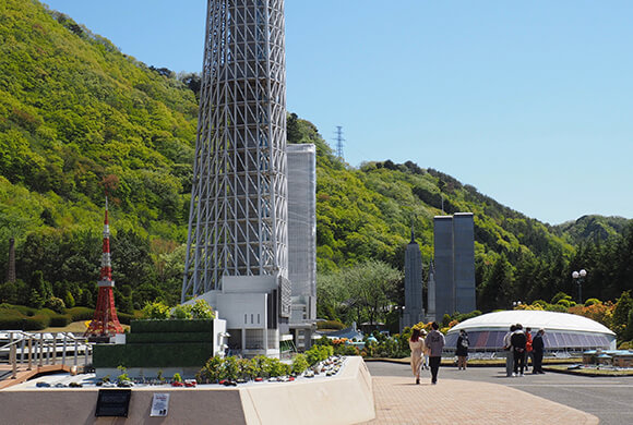 緑豊かな山間にある建築物群