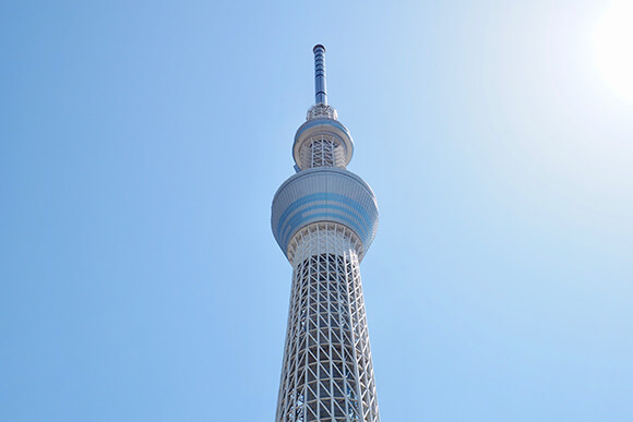 青空を背景に聳え立つスカイツリー