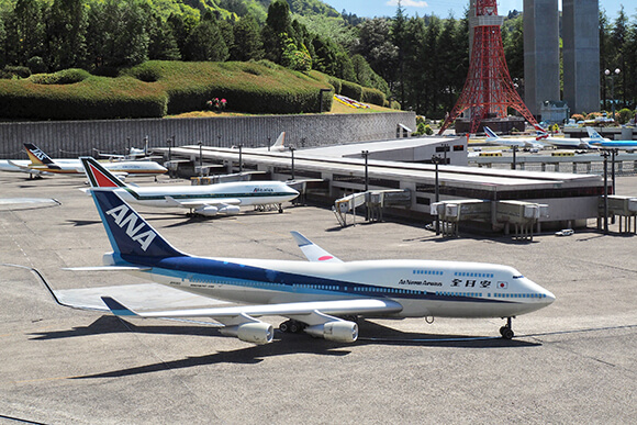 滑走路を走る全日空の飛行機