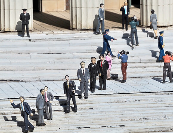 階段に並ぶ歴代首相たち