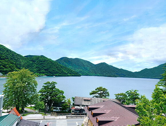 高台から見た中禅寺湖の景色