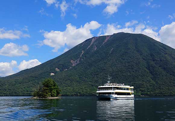 男体山と湖と遊覧船