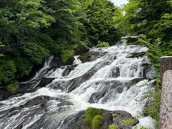 岩を流れる太い幅の滝