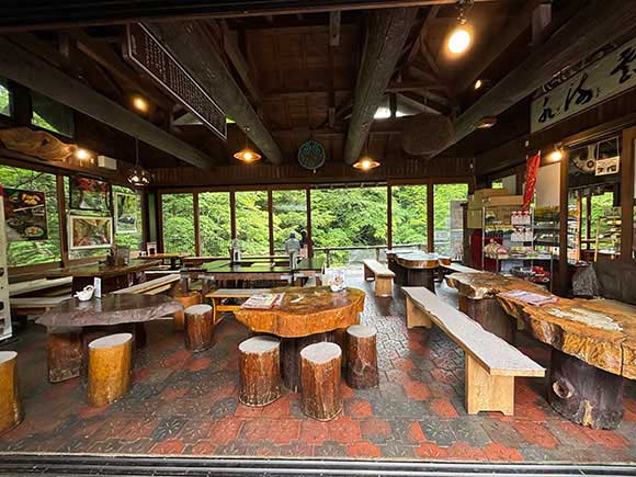 木の椅子とテーブルがある店内