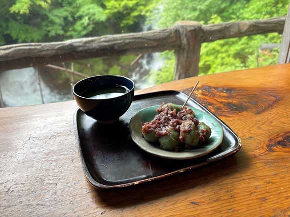 お茶と粒餡のおだんご