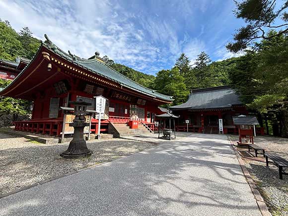 赤い本堂と大黒天堂