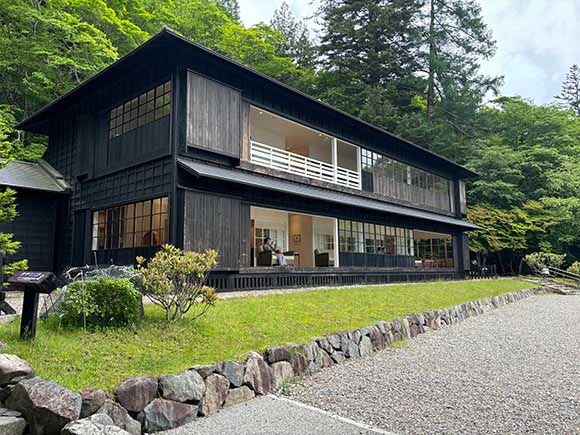 黒い壁の2階建ての建物