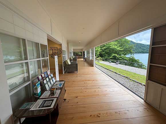 大きな窓のある白い壁の部屋
