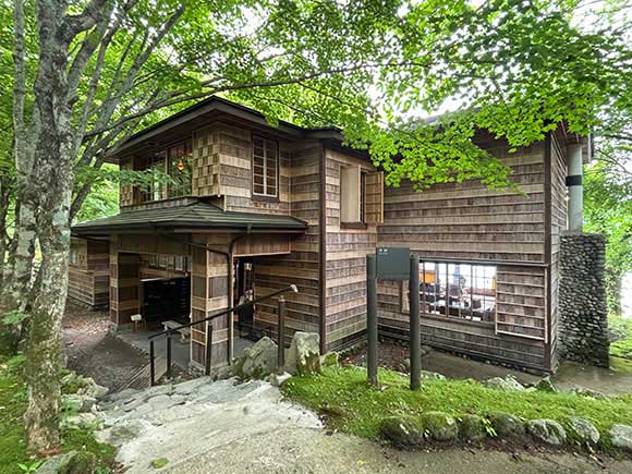 木の模様が組み合わさった建物