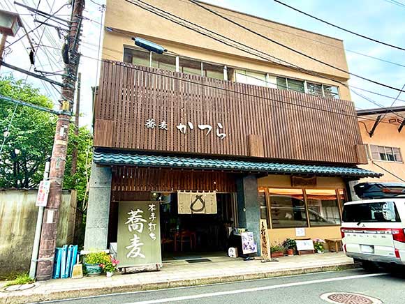 2階建ての四角い建物