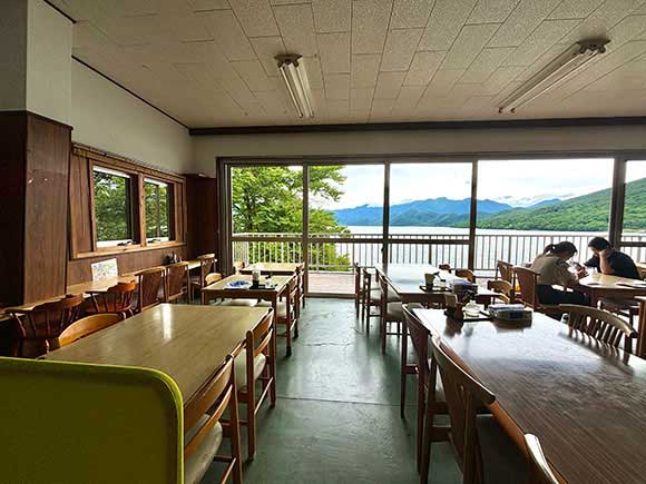 長テーブルが並べられた大きな窓のある店内