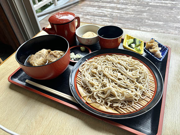 和風の食器に盛られたおそばなど
