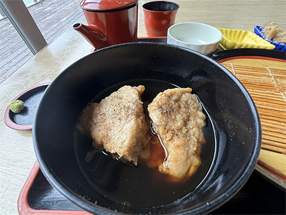 汁に浸かったそばがき