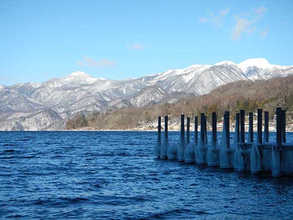 湖と雪山に風景