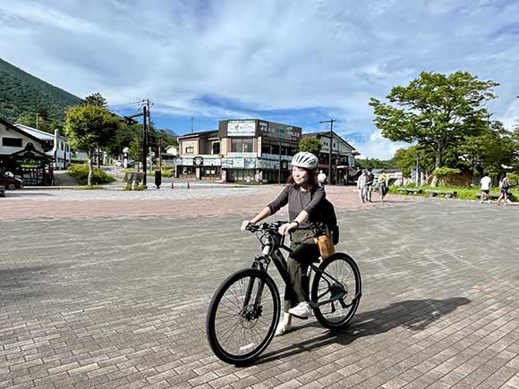 自転車にまたがる女性