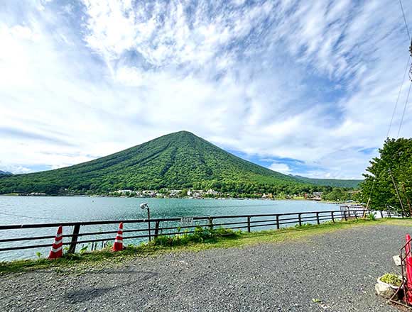 道路から見た男体山と湖