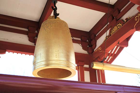 大きな黄金色の梵鐘