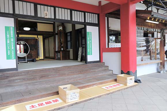 木の階段がある入口