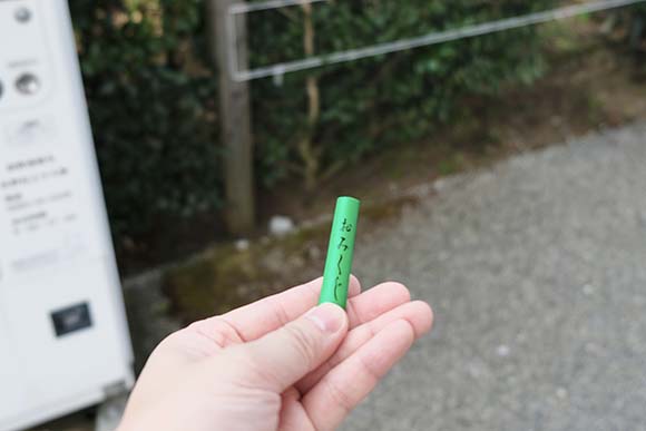 おみくじを持つ手