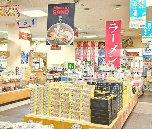 店内に積まれた箱入りの麺