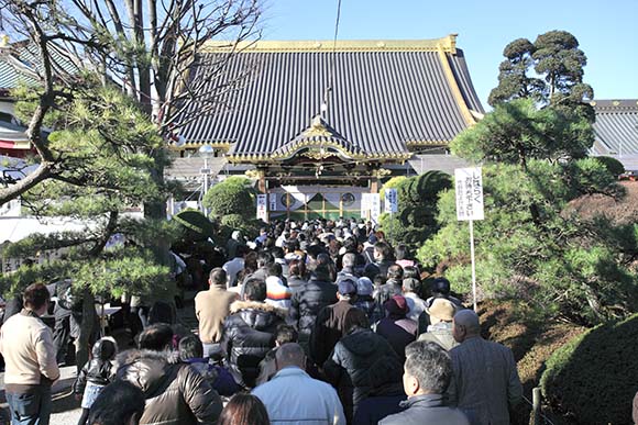 本堂の前に並ぶ人々