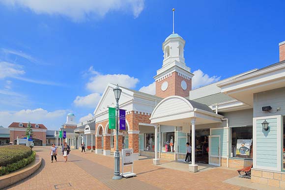 広い道沿いに立ち並ぶお店