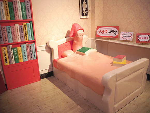 ピンクの部屋にいる新生姜の人形