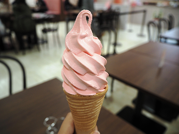 ピンクのソフトクリーム