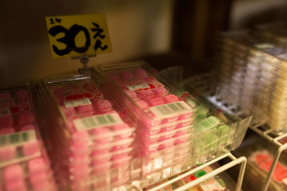 四角いピンクの小さな餅菓子