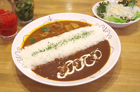 2色盛られたカレー