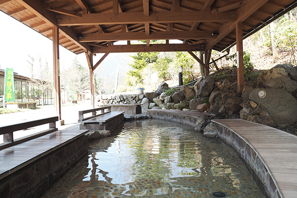 屋根のある足湯