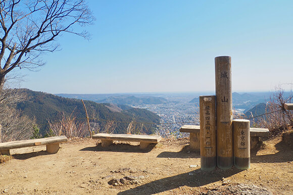 城山山頂にあるベンチと木の頂上標