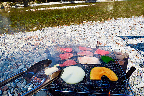 網で焼かれるお肉と野菜