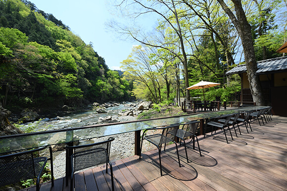 テラス席から見る秋川渓谷