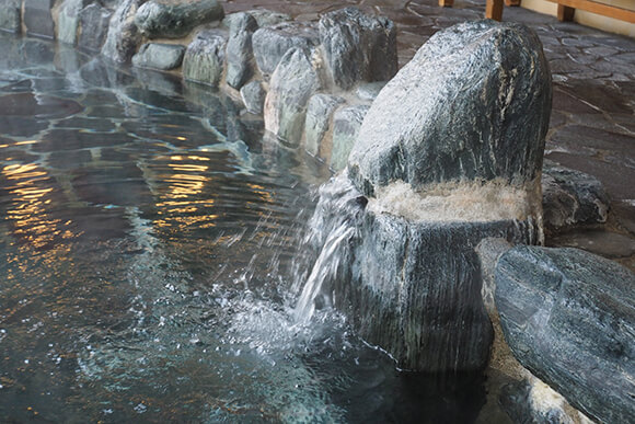 岩場から湧き出る透明なお湯