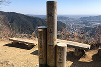 城山山頂にあるベンチと木の頂上標