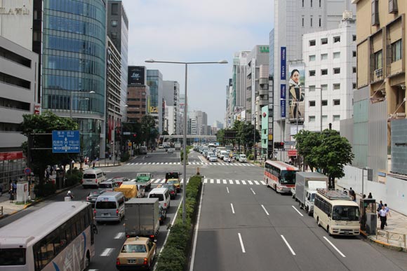 歩道橋から見た青山通り