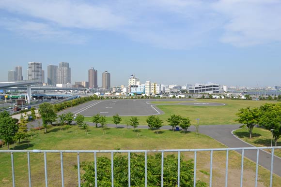 芝のあるヘリポートとビル群