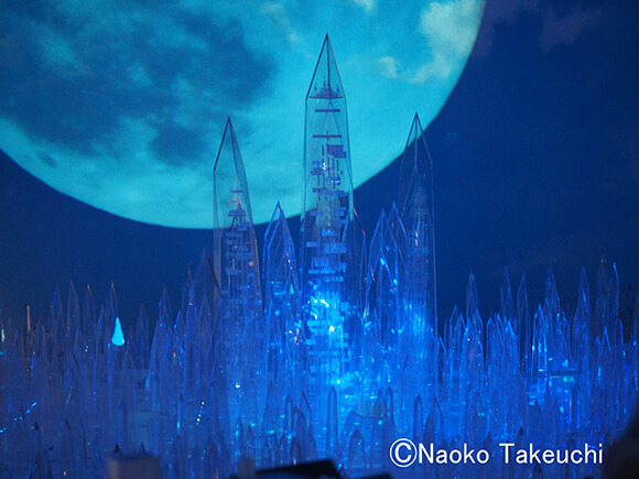 月と青く輝く建物
