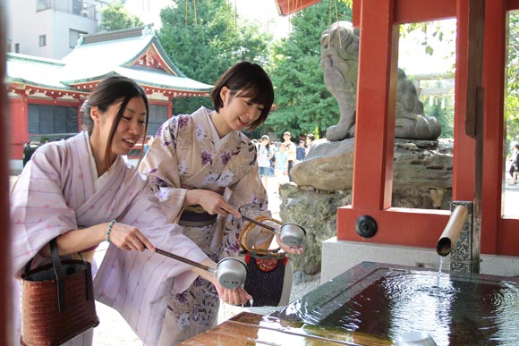 手水を使う着物の女性たち