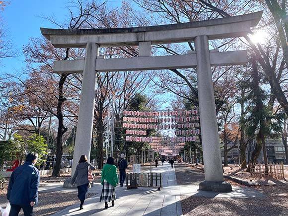 白い石でつくられた大きな鳥居